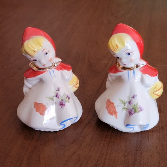 Vintage Hull Little Red Riding Hood 5 1/4" Large Salt & Pepper Ceramic Shakers - Picture 6 of 10
